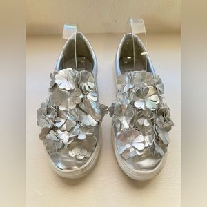 Unbranded Silver Faux Leather 3D Flower Slip On Sneaker Loafer Funky Size 6.5